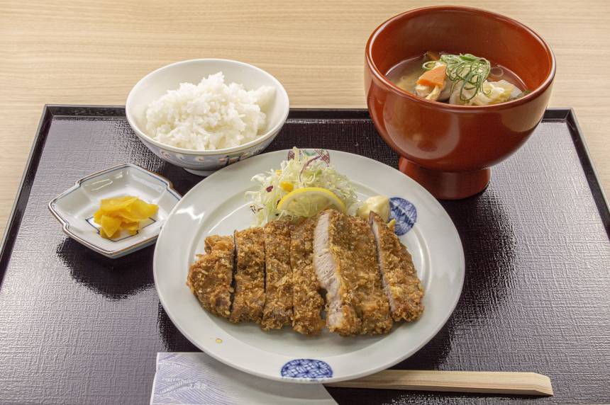 週替わり定食 (とんかつ・からあげ・豚しょうが焼き・ホイコーロー)