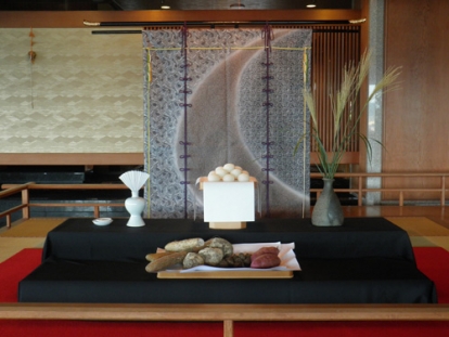 館内のしつらえが「中秋の名月」となり、「観能　月見の宴」が開催されました。