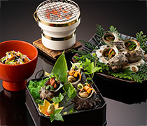 写真:磯の恵みサザエの3点盛り(お造り・つぼ焼き・サザエご飯)