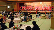 04 舞台を設えた大宴会場