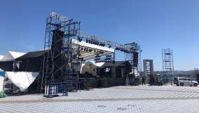 準備中のステージ会場