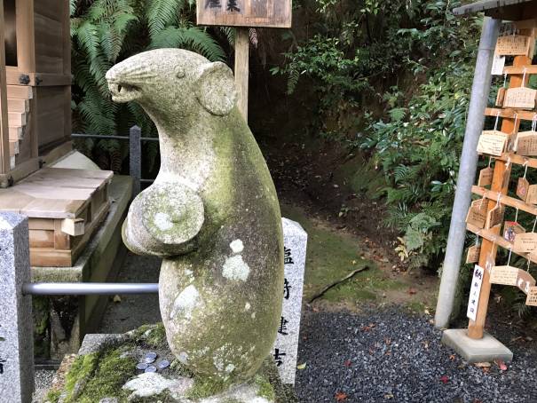 知恵を授かる「狛ねずみ」