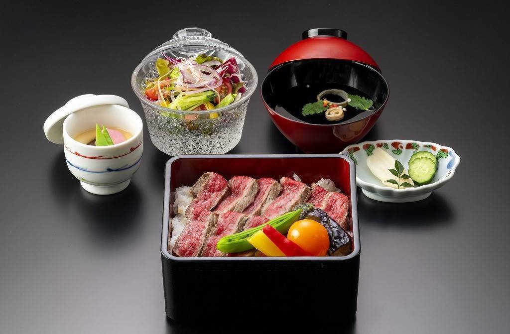 金沢店「”能登牛”玉手箱」