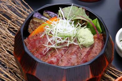 七七尾店「国産サーロインステーキ丼」