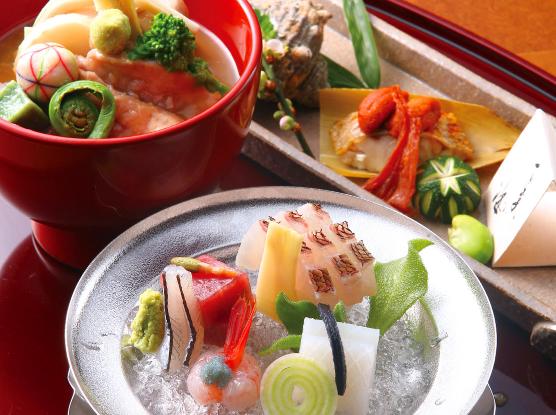 心のこもった加賀屋のおもてなしと金沢の伝統料理を楽しめます。