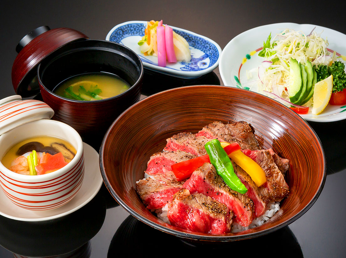 四季折々の海の幸を吟味した加賀屋の味を金沢駅でお楽しみください。