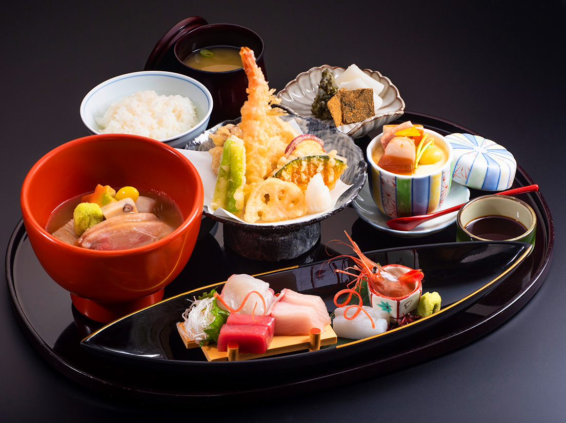 大パノラマを眺めながら伝統の加賀料理をお楽しみ下さい。