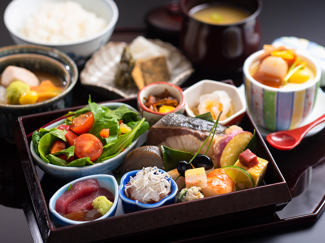 大パノラマを眺めながら伝統の加賀料理をお楽しみ下さい。