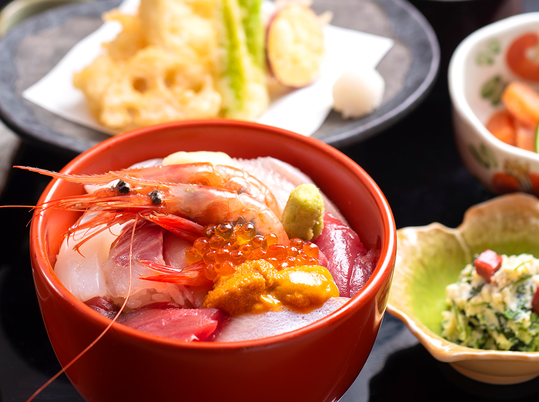 大パノラマを眺めながら伝統の加賀料理をお楽しみ下さい。