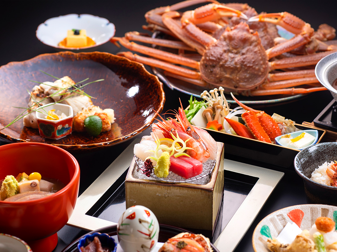 大パノラマを眺めながら伝統の加賀料理をお楽しみ下さい。