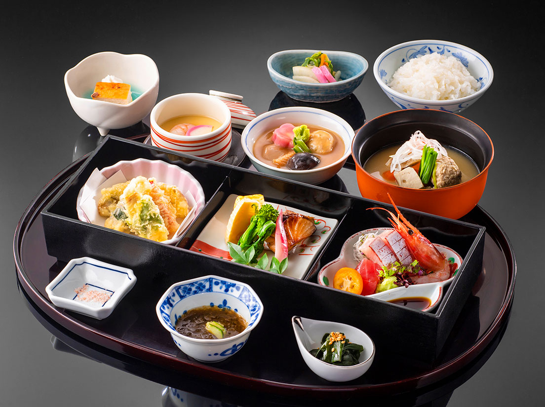 和倉の名宿、加賀屋そのままの「味」と「おもてなし」を気軽に味わって頂ける和食処