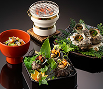 写真:磯の恵みサザエの3点盛り(お造り・つぼ焼き・サザエご飯)