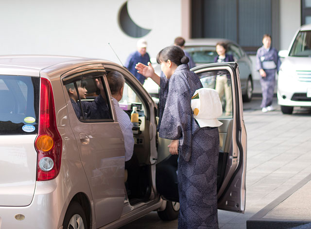車で到着